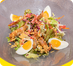 半熟卵とパリパリ海老サラダ